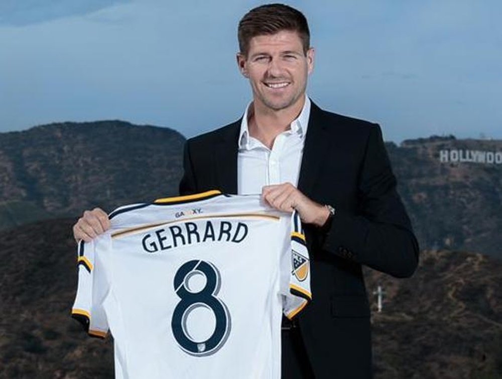Steven Gerrard posando con la camiseta de Los Ángeles Galaxy. @LAGALAXY.