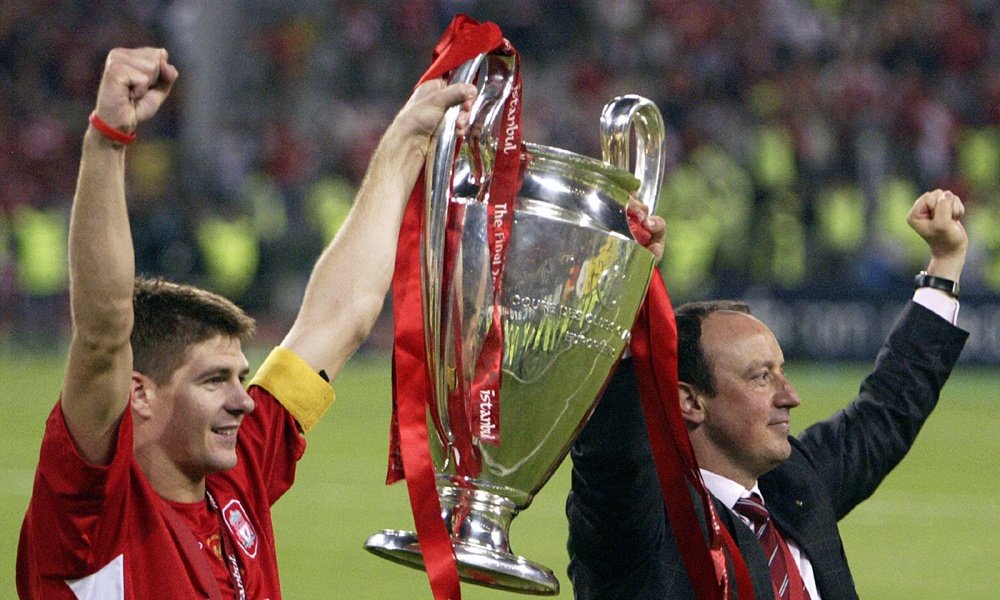 Steven Gerrard y Rafa Benítez levantan la heroica Champions conquistada en Estambul. LiverpoolFC