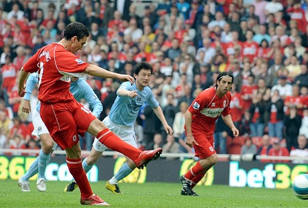 Stewart Downing dispara para hacer el 1-0 en el 8-1 del Middlesbrough al Manchester City. AFP