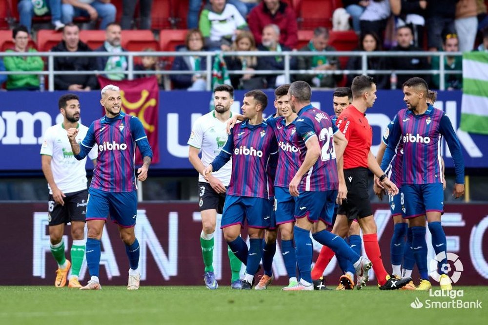 Eibar y Mirandés se enfrentan en Segunda División. LaLiga