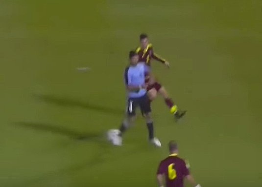 El delantero 'charrúa' asistió de tacón a Cavani en uno de los goles. Youtube