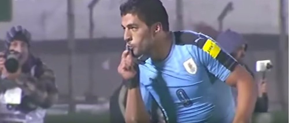 Suárez celebra el gol ante Paraguay con su nuevo amuleto. Youtube-GoalLatinoAmericano