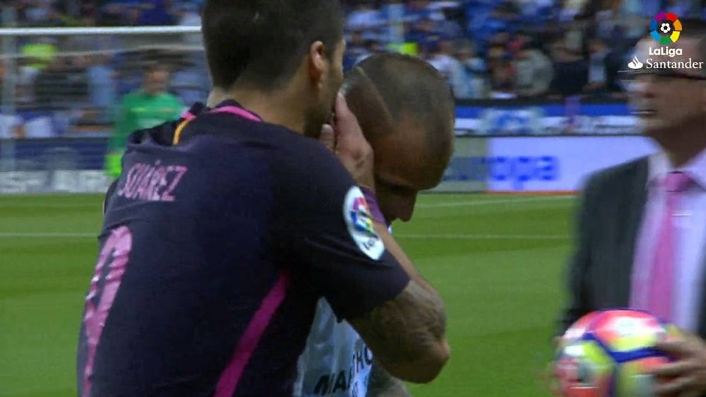 Camisa '9' dos 'blaugrana' falou com o avançado do Málaga no final da partida. Twitter/LaLiga