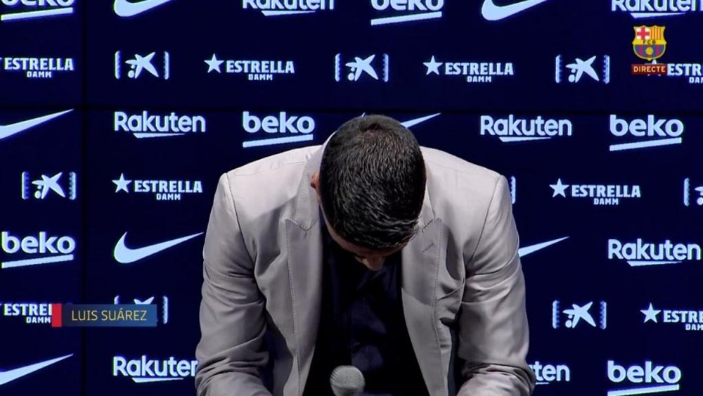 Luis Suárez rompió a llorar en cuanto Bartomeu le pasó la palabra. Captura/BarçaTV