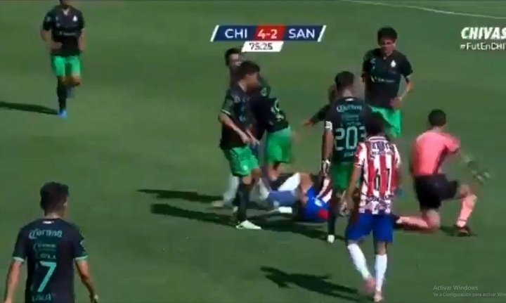 ¿Hubo agresión? Empujaron al árbitro del Chivas-Santos Laguna Sub 20