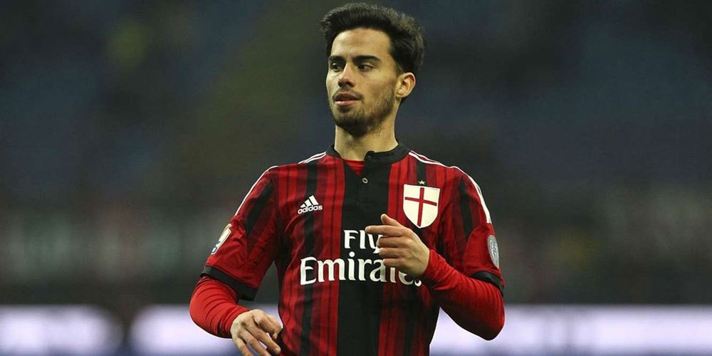 Un ex del Milan se compara con el centrocampista español. AFP