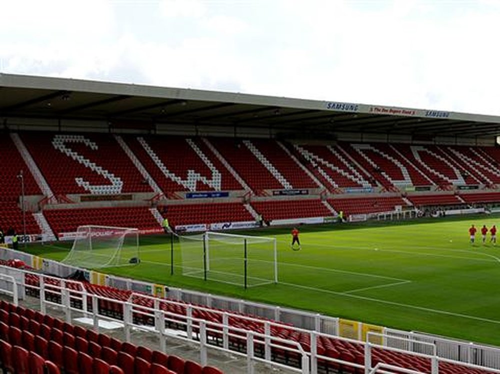 El conjunto inglés ha suspendido por mala conducta a los tres jugadores. SwindonTownFC