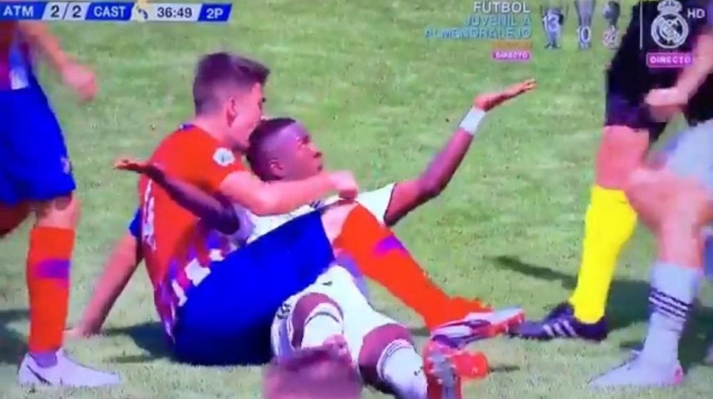Tachi appeared to bite the 18-year-old. Screenshot/RMTV