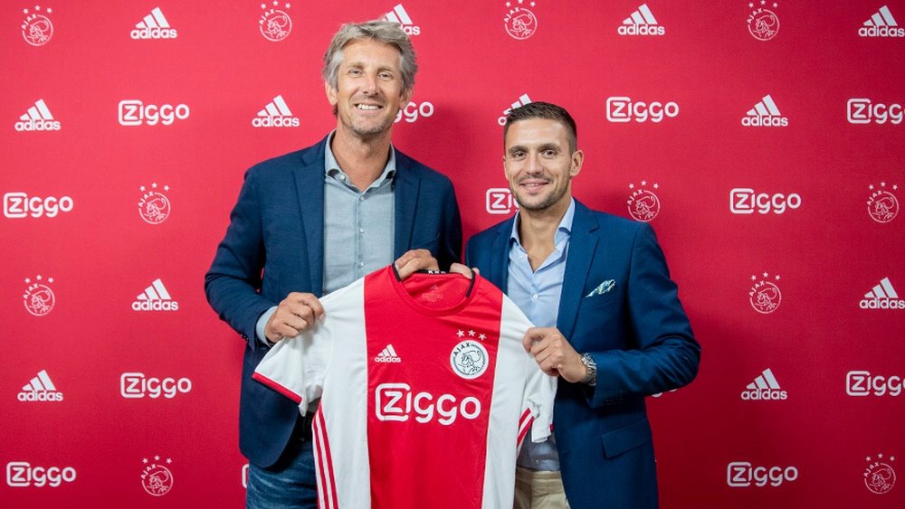 Tadic, soulevant le maillot de l'Ajax après avoir prolongé son contrat. AFCAjax
