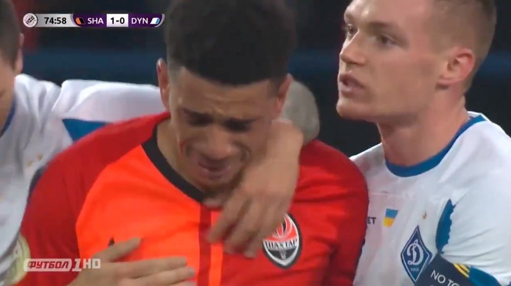 Taison se marchó entre lágrimas. Captura/FootballuaTV