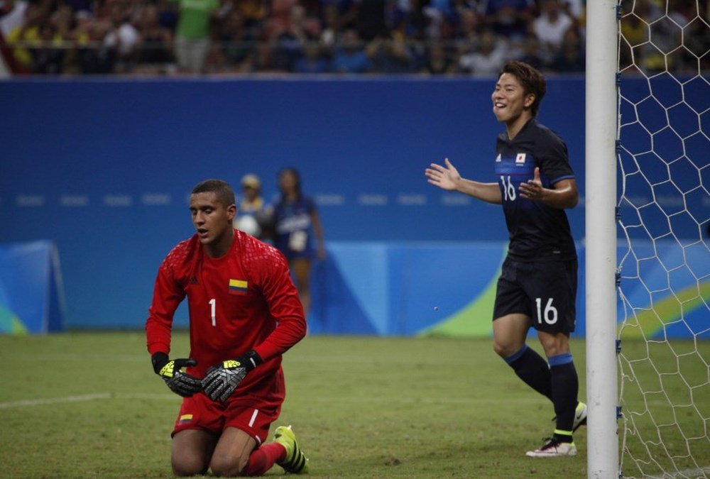 Takuma Asano celebra el primer gol logrado por Japón ante Colombia en un partido correspondiente a los Juegos Olímpicos de Río. EFE/EPA