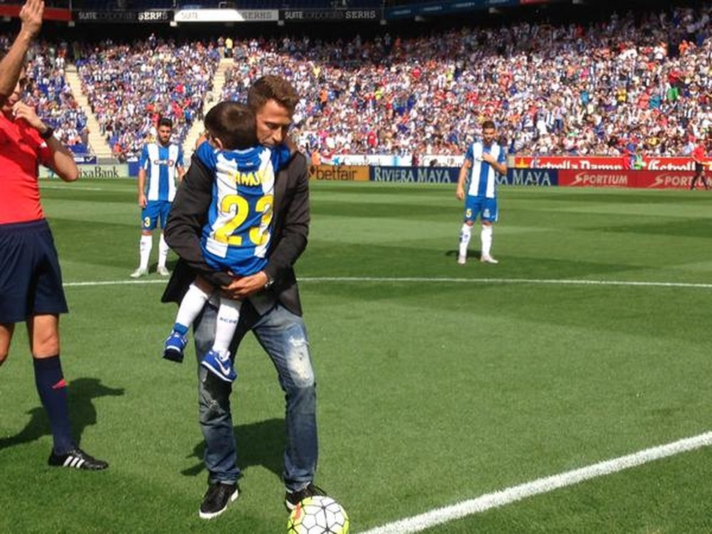Tamudo, junto a su hijo Éric, haciendo el saque de honor en el homenaje recibido antes del Espanyol-Real Madrid.