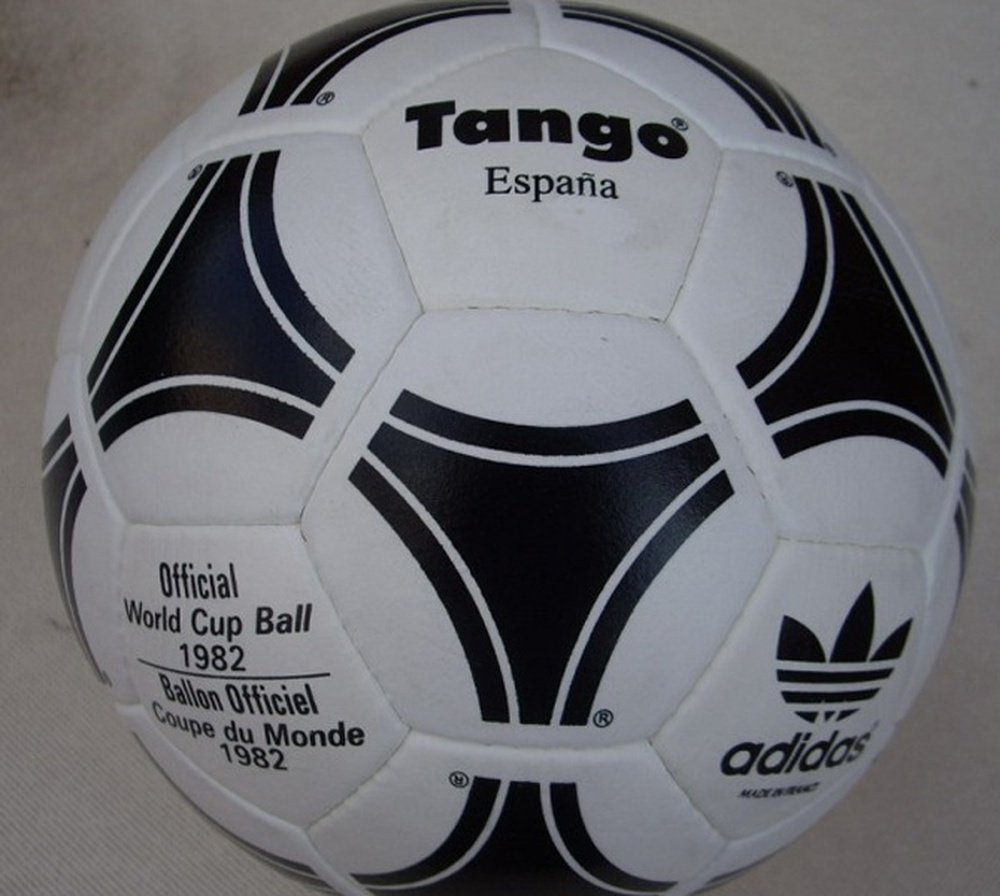 The official ball of the 1982 World Cup. Bolavip