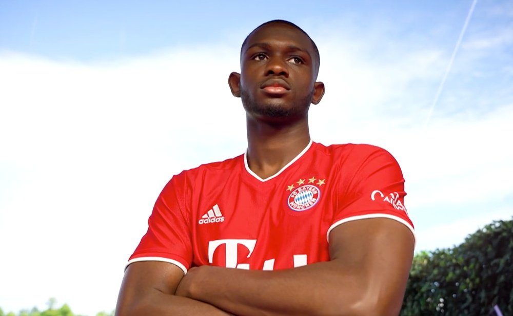 Bayern Munich sign French teen Kouassi from PSG on free transfer. FCBayern
