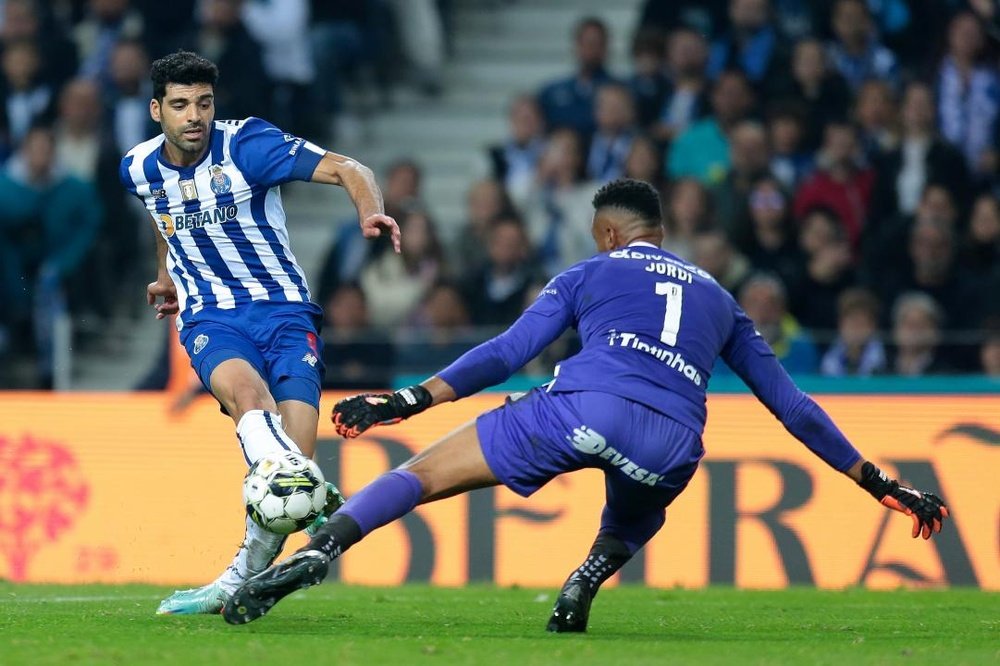 O Porto cai diante do Estoril e se afasta da briga pelo título. EFE