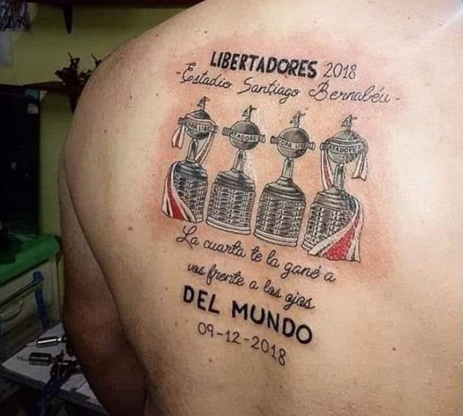 Un seguidor se tatuó los cuatro trofeos, con dedicatoria incluida. Ole