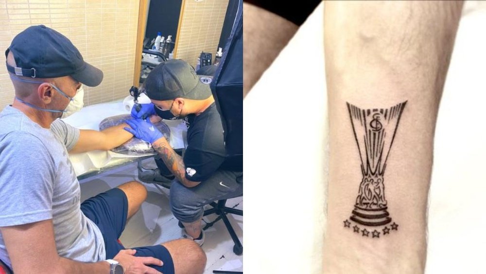 La promesa más especial de Monchi: se tatuó la Europa League. Twitter/leonsfdo