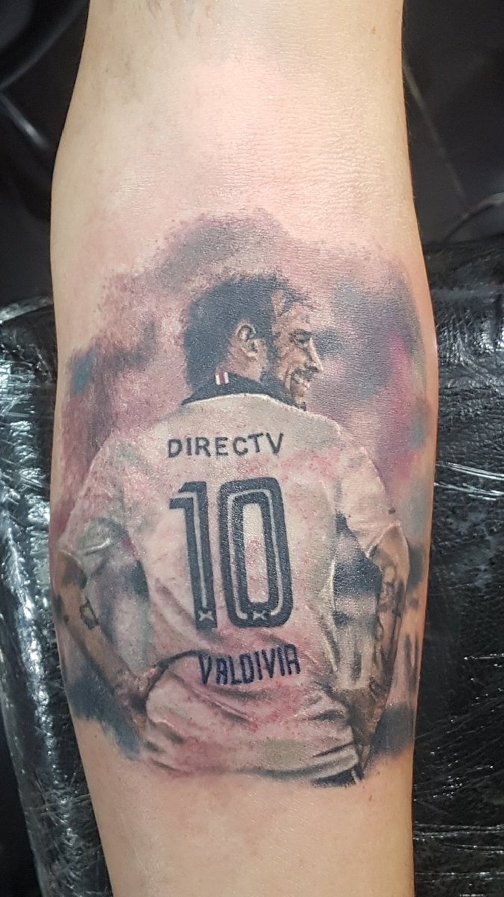 Tatuaje de un aficionado del jugador de Colo Colo Jorge Valdivia. Twitter/@Titorojas98