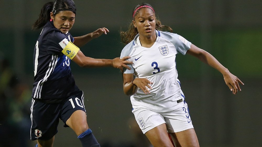 Taylor Hinds pelea con la japonesa Fuka Nagano en la derrota de Inglaterra en los cuartos del Mundial Sub 17 femenino. TheFA