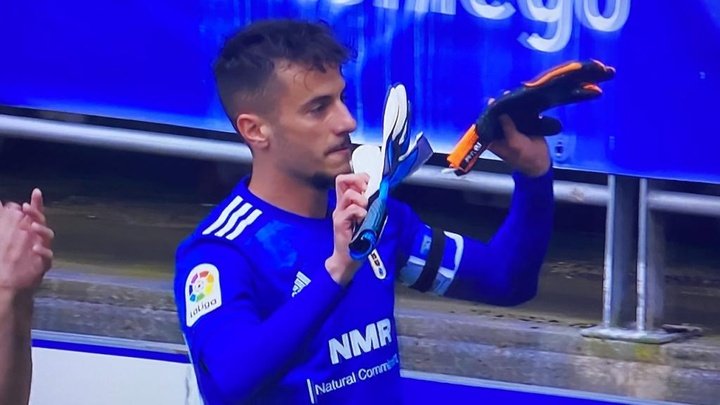 El mejor homenaje a Arnau: Tejera enseñó unos guantes tras su gol