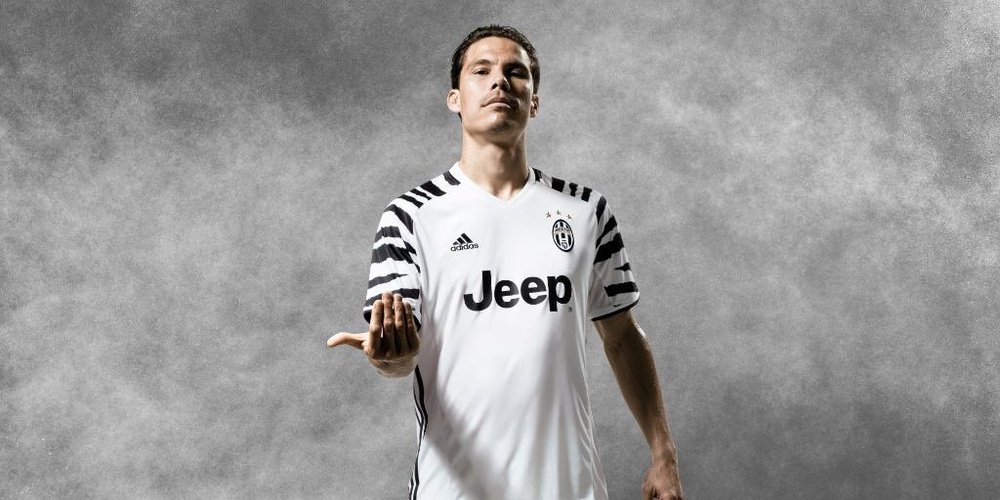 La Juve se atreve con el estampado de zebra. Adidas