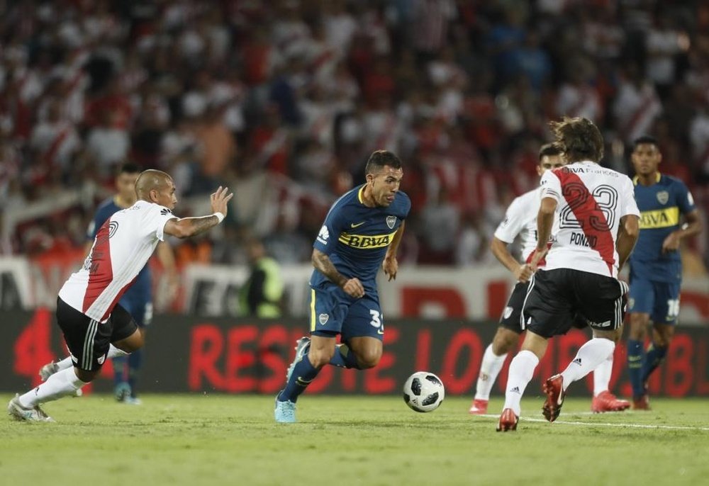 Cardona da un pase en la final de Supercopa entre Boca y River. BocaJuniors