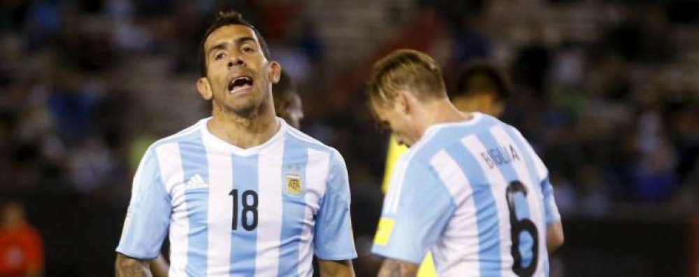 Tévez y Biglia se lamentan durante el Argentina-Ecuador. Twitter