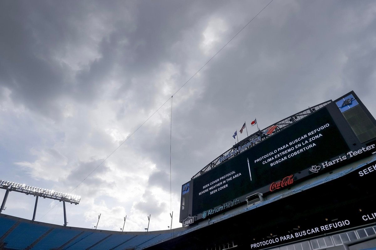 Storm halts Benfica vs Chelsea with Blues leading late on
