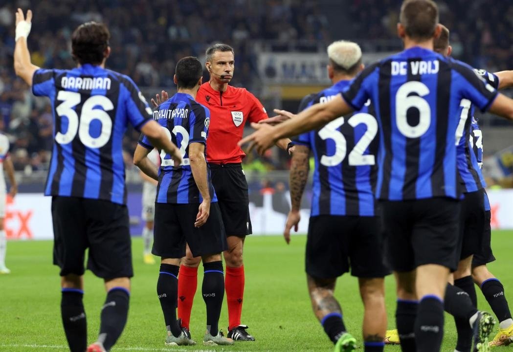 Inter v Barcelona official confused Dumfries' hand with Ansu Fati's!