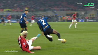 Theo salva il Milan e si becca il rosso diretto. MovistarLigadeCampeones