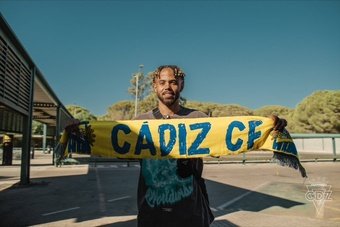 El Cádiz hizo oficial este viernes la incorporación de Theo Bongonda, quien ha firmado por las próximas cuatro temporadas, procedente del Genk.