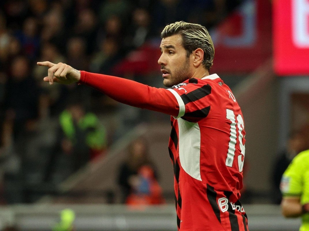 Theo Hernandez is under contract at Milan until 2026. EFE