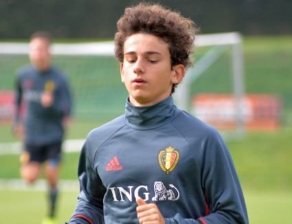 El joven Théo Leoni firma su primer contrato profesional con el Anderlecht