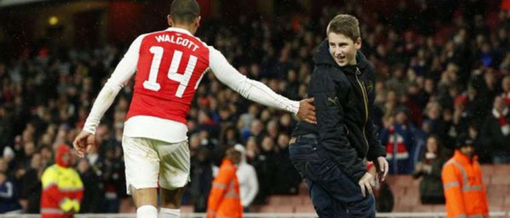Theo Walcott celebró con un aficionado un gol en el partido de FA Cup ante el Sunderland. Twitter