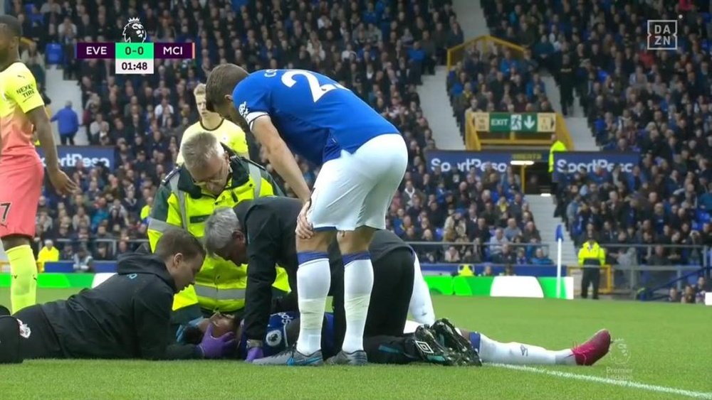 Walcott had to leave the pitch very early on. Captura/DAZN