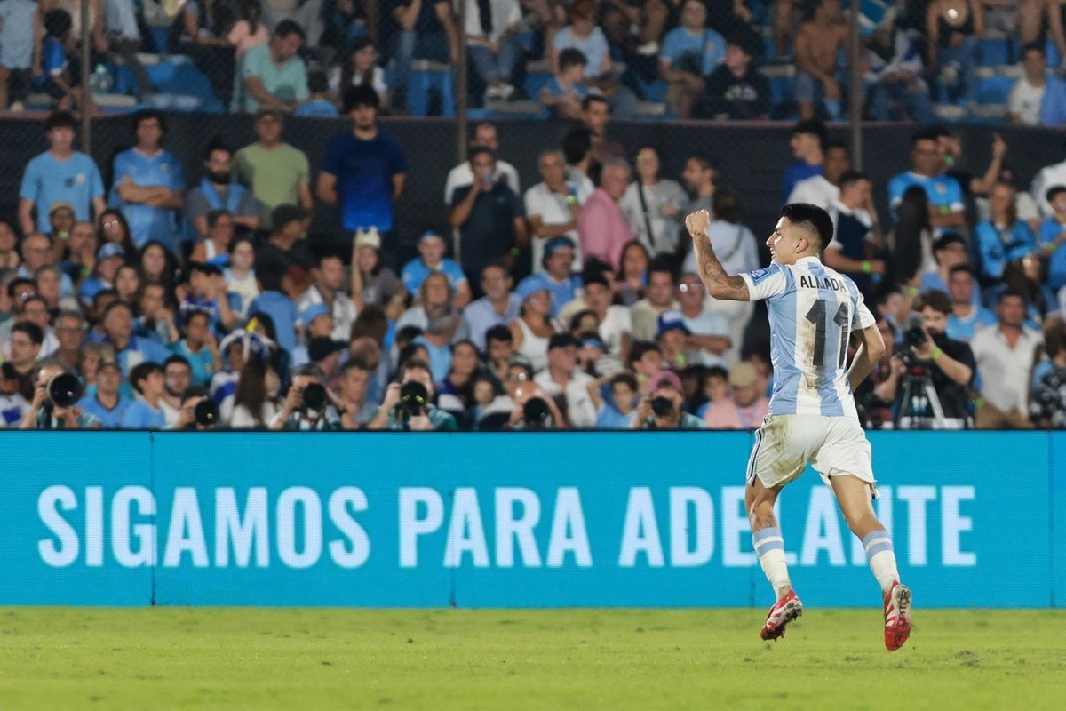 Argentina vence o Uruguai e dá grande passo rumo à Copa. EFE