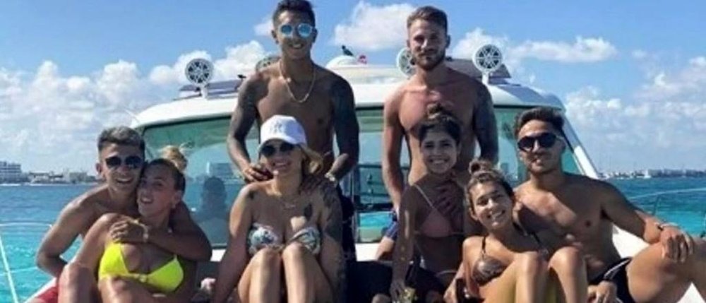 La 'Joyita' de Vélez se fue de vacaciones con varios futbolistas de Boca. Instagram/agusalmendra