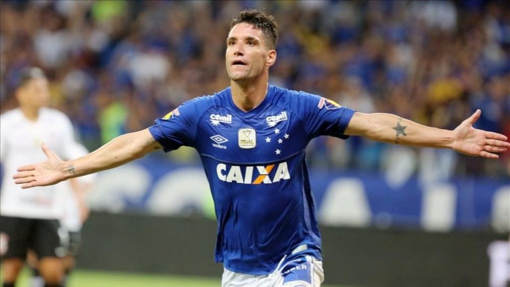 Thiago Neves se fue de festival... ¡y el club lo despidió! AFP