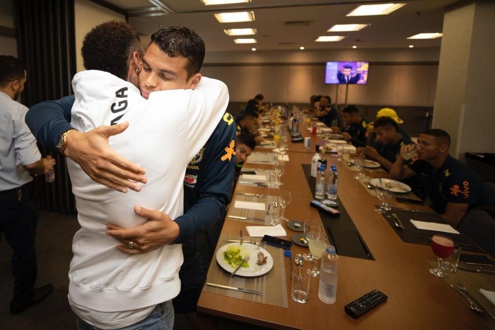 Neymar rend visite à ses coéquipiers. Twitter/CBF_Futebol