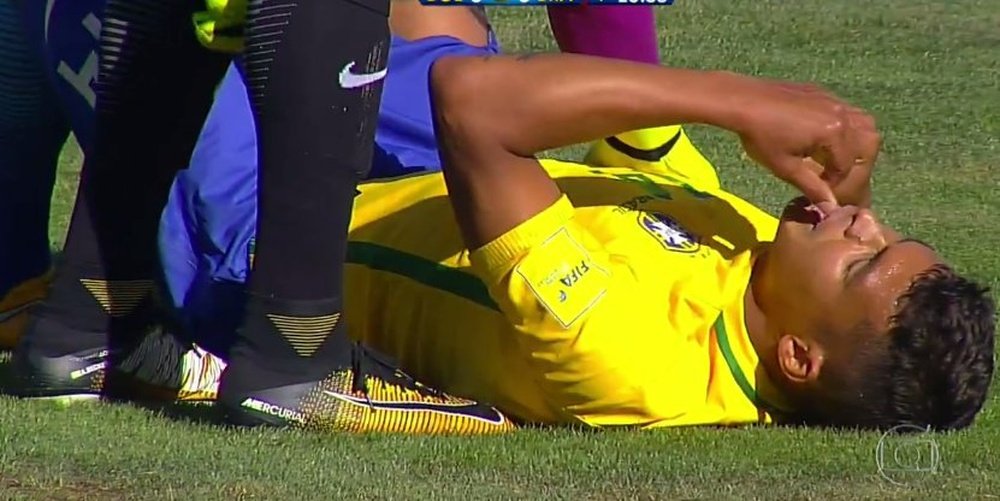 Thiago Silva, mareado sobre el terreno de juego. Twitter