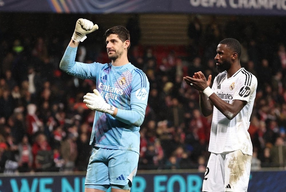 Courtois (L) will be included in the squad for Belgium's upcoming matches. EFE