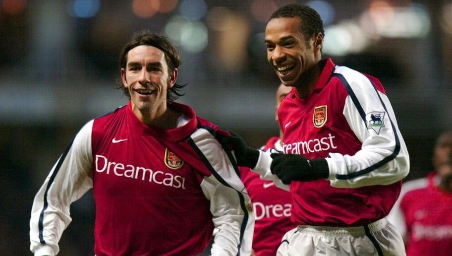 Thierry Henry y Pires también quisieron hacer este penalti, pero no se entendieron. Twitter