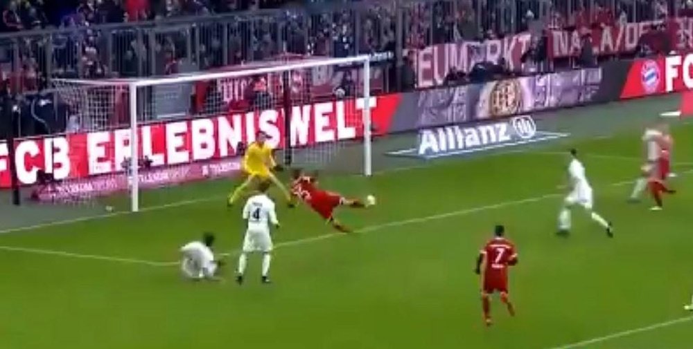 Müller a repris un ballon tiré à plus de 30 mètres de lui. Twitter