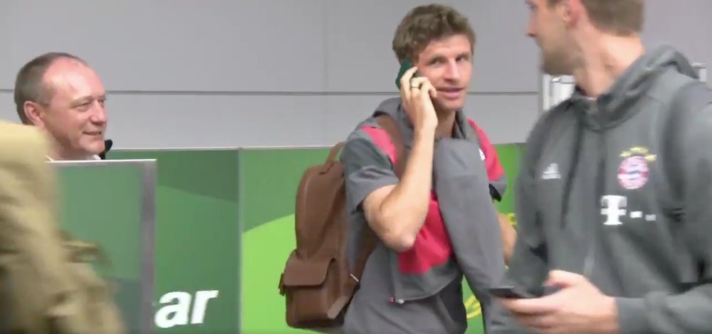 Thomas Müller fingió que estaba hablando por teléfono. SkySport