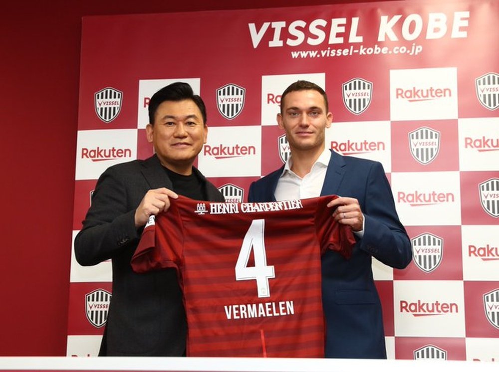 Vermaelen é apresentado no Vissel Kobe. VisselKobe