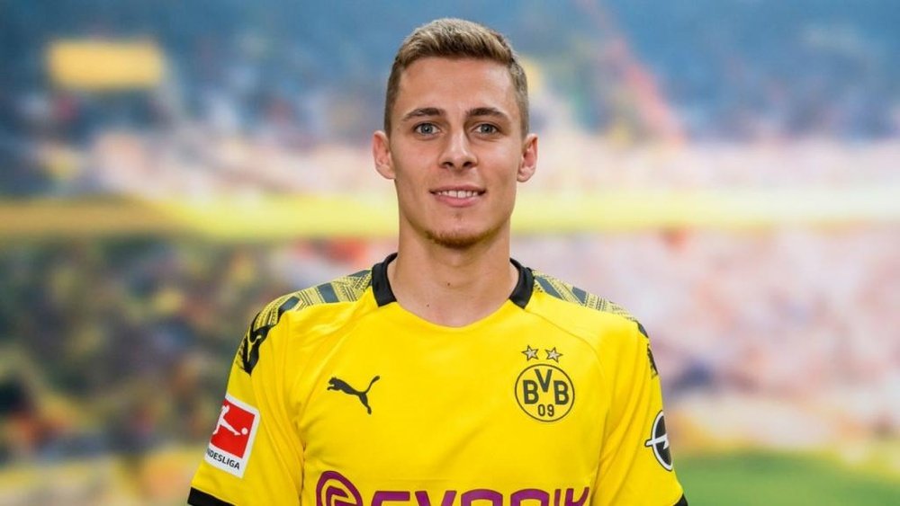 Thorgan Hazard firma con il Dortmund. BVB
