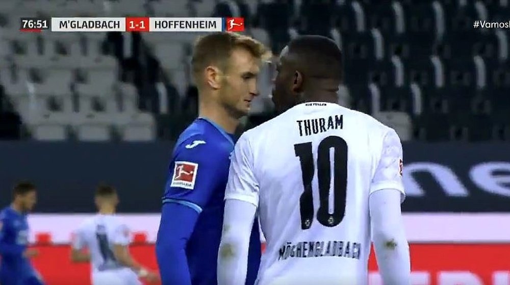 Thuram e uma das cenas mais lamentáveis do futebol alemão. Captura/MovistarLigadeCampeones