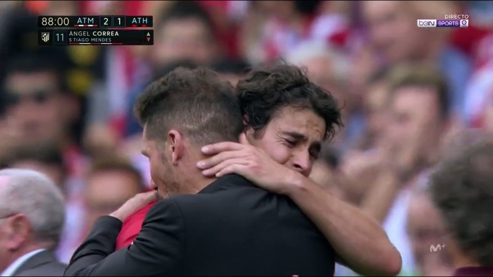 Le Portugais a fondu en larmes dans les bras de Simeone. BeINSports