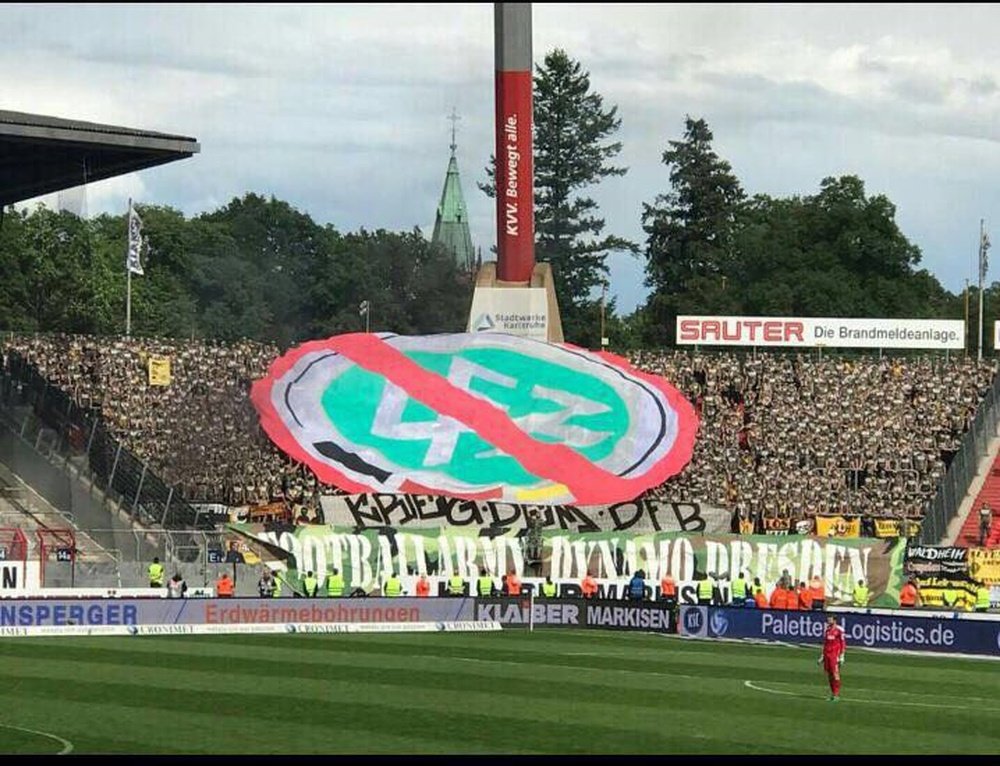 Los hinchas del Dynamo de Dresde dejaron claro que no comulgan con la Federación. Twitter/matt_4d