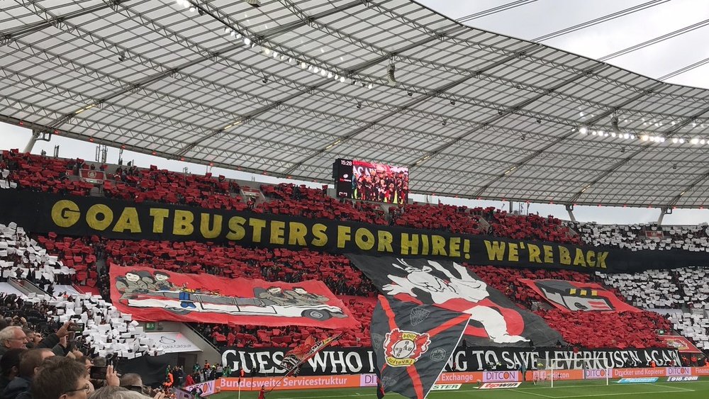 Este fue el tifo de la afición del Bayer Leverkusen ante el Köln. Twitter/Bayer04fussball